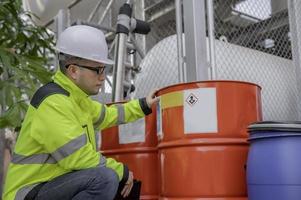 l'ingénieur vérifie le carburant, vérifie la livraison des marchandises, vérifie la validité du produit. photo