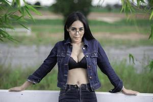 portrait d'une femme asiatique sexy portant un soutien-gorge noir sur le terrain, les thaïlandais prennent une photo