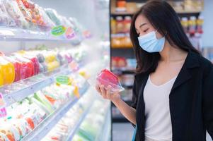 belle femme asiatique faisant du shopping avec des sacs à provisions au grand magasin, les thaïlandais font leurs courses au centre commercial, mode de vie d'une fille moderne, concept de femme heureuse photo