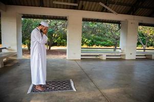 prière de l'homme islam asiatique, jeune musulman priant, concept du festival du ramadan photo