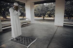 prière de l'homme islam asiatique, jeune musulman priant, concept du festival du ramadan photo