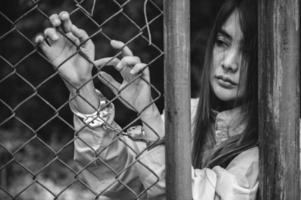 portrait de femmes désespérées d'attraper la prison de fer, le concept de prisonnier, les thaïlandais, espèrent être libres, si la violation de la loi était arrêtée et emprisonnée. photo
