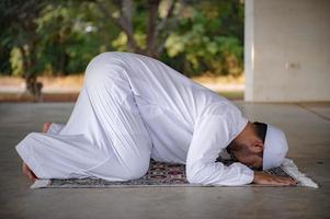 prière de l'homme islam asiatique, jeune musulman priant, concept du festival du ramadan photo