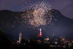 feux d'artifice dans les montagnes photo