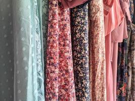 une collection de vêtements féminins locaux suspendus et vendus sur les marchés traditionnels avec des couleurs et des motifs variés photo