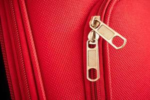 zip gros plan sur une valise rouge touristique photo