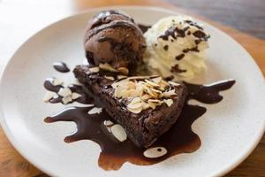 brownie moelleux et dense notre brownie maison avec glace au chocolat italien et crème fouettée. photo
