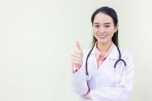 jeune femme asiatique médecin qui porte un uniforme médical photo