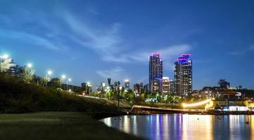 vue nocturne de la rivière han à séoul photo