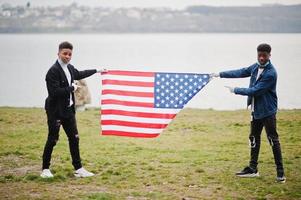 deux adolescents africains amis avec le drapeau américain au parc portant des masques médicaux protègent contre les infections et les maladies coronavirus virus quarantaine. photo