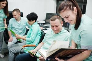 thème médical. salle d'observation avec un tomographe informatique. le groupe de médecins se réunissant au bureau de l'irm au centre de diagnostic de l'hôpital. photo