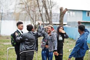 jeunes amis africains de la génération Y marchant dans la ville. des noirs heureux s'amusant ensemble. concept d'amitié génération z. photo