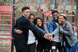 jeunes amis africains de la génération Y sur une salle de sport en plein air. des noirs heureux s'amusant ensemble. concept d'amitié génération z. photo