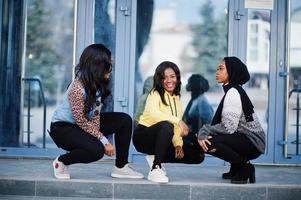 trois jeunes amies afro-américaines du collège passent du temps ensemble. photo