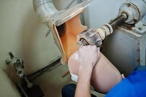 homme prothésiste fabriquant une jambe prothétique tout en travaillant en laboratoire. photo