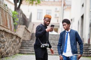 deux amis africains s'amusant en plein air. photo