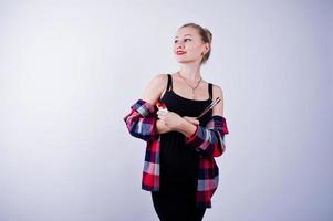 belle femme artiste peintre avec des pinceaux posant en studio isolé sur blanc. photo