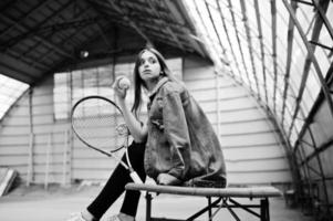 jeune joueuse sportive avec une raquette de tennis sur un court de tennis. photo