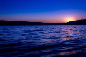 coucher de soleil sur un lac idyllique photo