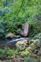 désert avec des rochers et de l'eau photo