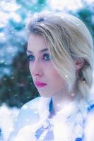 belle jeune femme dans la neige d'hiver photo