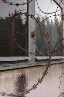 fil de fer barbelé devant une ancienne usine photo