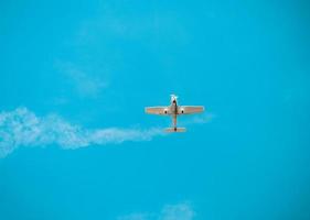 avion à hélice dans le ciel bleu sans nuages photo