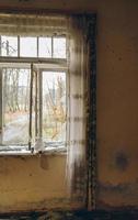 vieille maison abandonnée avec fenêtre photo