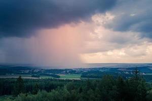 temps orageux du soir sur les collines photo