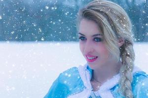 belle jeune femme dans la neige d'hiver photo