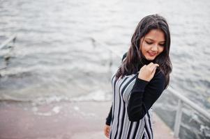 portrait de jeune belle adolescente indienne ou sud-asiatique en robe. photo