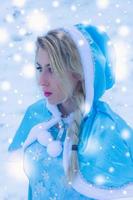 belle jeune femme dans la neige d'hiver photo