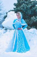 portrait de beauté d'une jeune femme en hiver photo