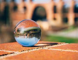 boule de verre devant un pont photo