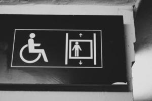 signe d'ascenseur handicapé pour les utilisateurs de fauteuils roulants photo