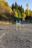 Chaise en bois blanc unique à l'extérieur sur du gravier photo