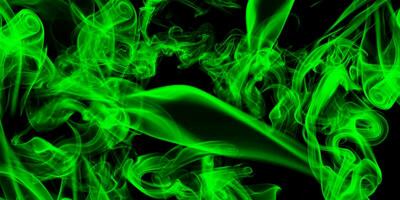 fumée verte abstraite sur fond noir photo