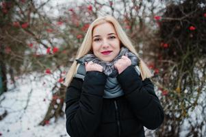 fille blonde posée au jour de neige d'hiver. photo