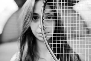 jeune joueuse sportive avec une raquette de tennis sur un court de tennis. photo