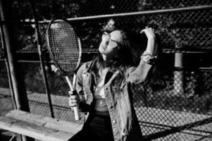 jeune joueuse sportive avec une raquette de tennis sur un court de tennis. photo