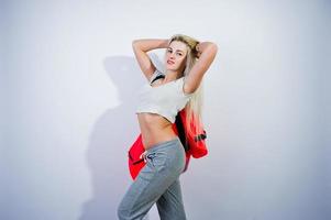 fille sportive blonde avec grand sac de sport posé au studio sur fond blanc. photo