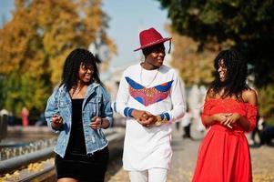 groupe de trois amis afro france élégants et branchés posés le jour de l'automne. modèle d'homme africain noir avec deux femmes à la peau foncée. photo
