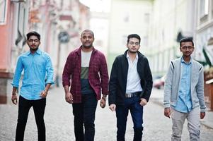 groupe de quatre étudiants adolescents indiens. camarades de classe passent du temps ensemble. photo