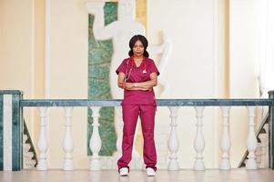 femme médecin africaine professionnelle à l'hôpital. entreprise de soins médicaux et service médical de l'afrique. photo