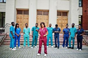 groupe d'étudiants en médecine africains posés en plein air contre la porte de l'université. photo