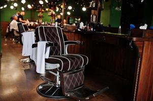 chaises en cuir vintage marron dans un salon de coiffure élégant. photo