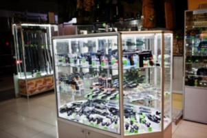 photo floue d'étagères stockant des armes sur le centre de la boutique.