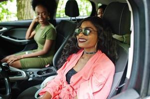 groupe d'amies afro-américaines s'amusant dans la voiture. photo