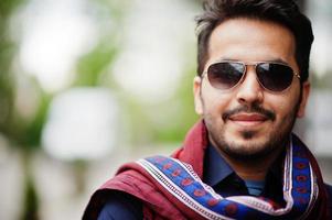 élégant homme arabe musulman indien pakistanais en costume kurta dhoti et lunettes de soleil. photo
