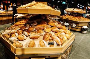 diverses pâtisseries sur les rayons des supermarchés à vendre. photo